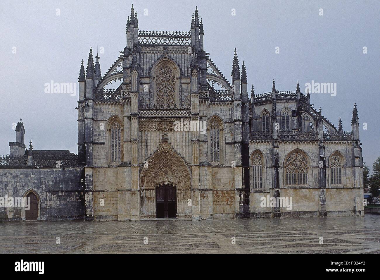 FACHADA PRINCIPAL DE ESTILO OJIVAL Y CAPILLA REAL- SIGLO XIV AL XVI - ESTILO GOTICO MANUELINO. Location: MONASTERIO DE SANTA MARIA DE LA VICTORIA, BATALHA, PORTUGAL. Stock Photo