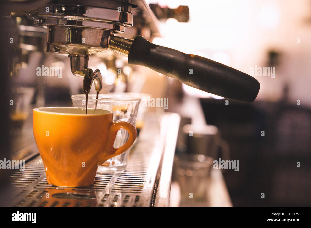https://c8.alamy.com/comp/PB3025/espresso-coffee-shot-pouring-into-piccolo-clear-grass-from-a-espresso-machine-in-cafe-close-up-PB3025.jpg