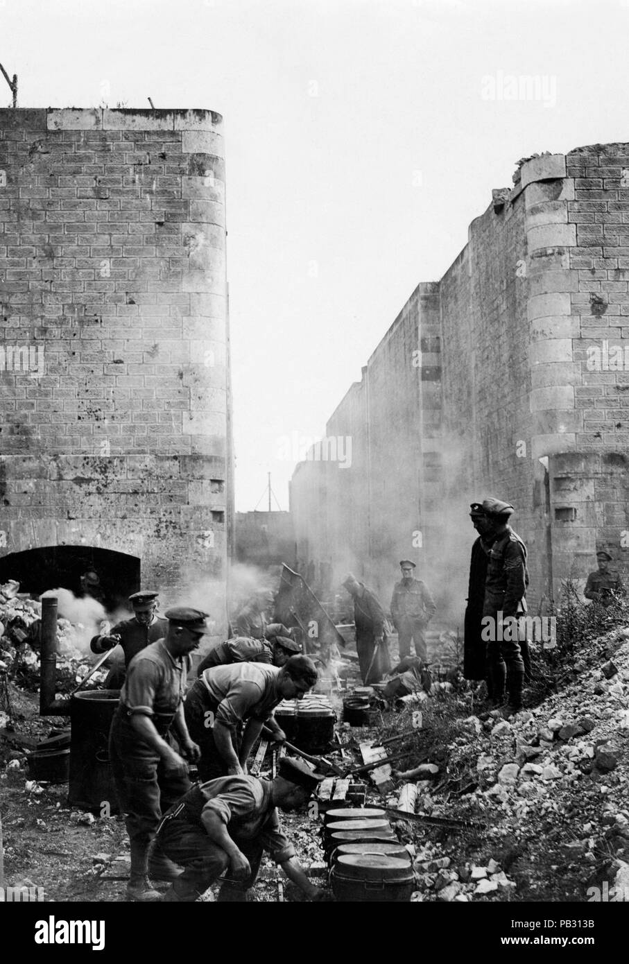First world war soldiers cooking Black and White Stock Photos & Images ...