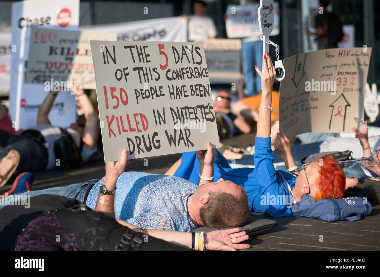 Amsterdam, Netherlands, July 26 2018: During a July 26 demonstration at the entrance to the 2018 International AIDS Conference in Amsterdam, Netherlands, a man holds a sign criticizing the war on drug users being conducted by Philippines President Rodrigo Duterte. Credit: Paul Jeffrey/Alamy Live News Stock Photo