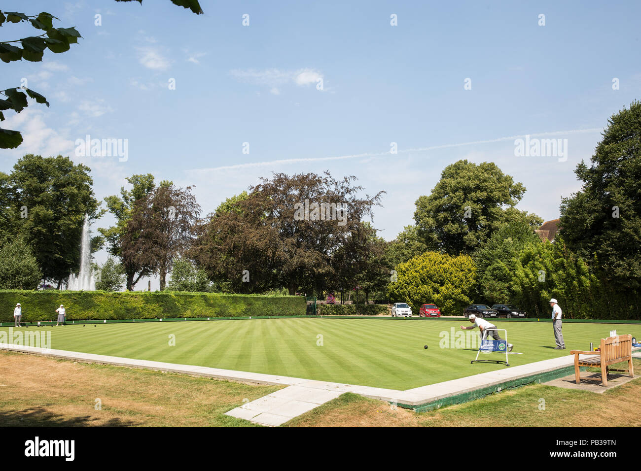 Windsor, UK. 26th July, 2018. Men and women enjoy a game of bowls on a still pristine lawn at the Windsor and Eton Bowling Club on a very hot summer's day. Temperatures are expected to reach 36C today in the south-east. Even if imposed, sports facilities such as bowling clubs are often exempt from water restrictions during a drought. Credit: Mark Kerrison/Alamy Live News Stock Photo