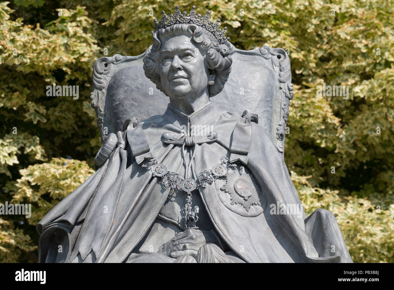 New statue of the Queen at Gravesend Stock Photo - Alamy