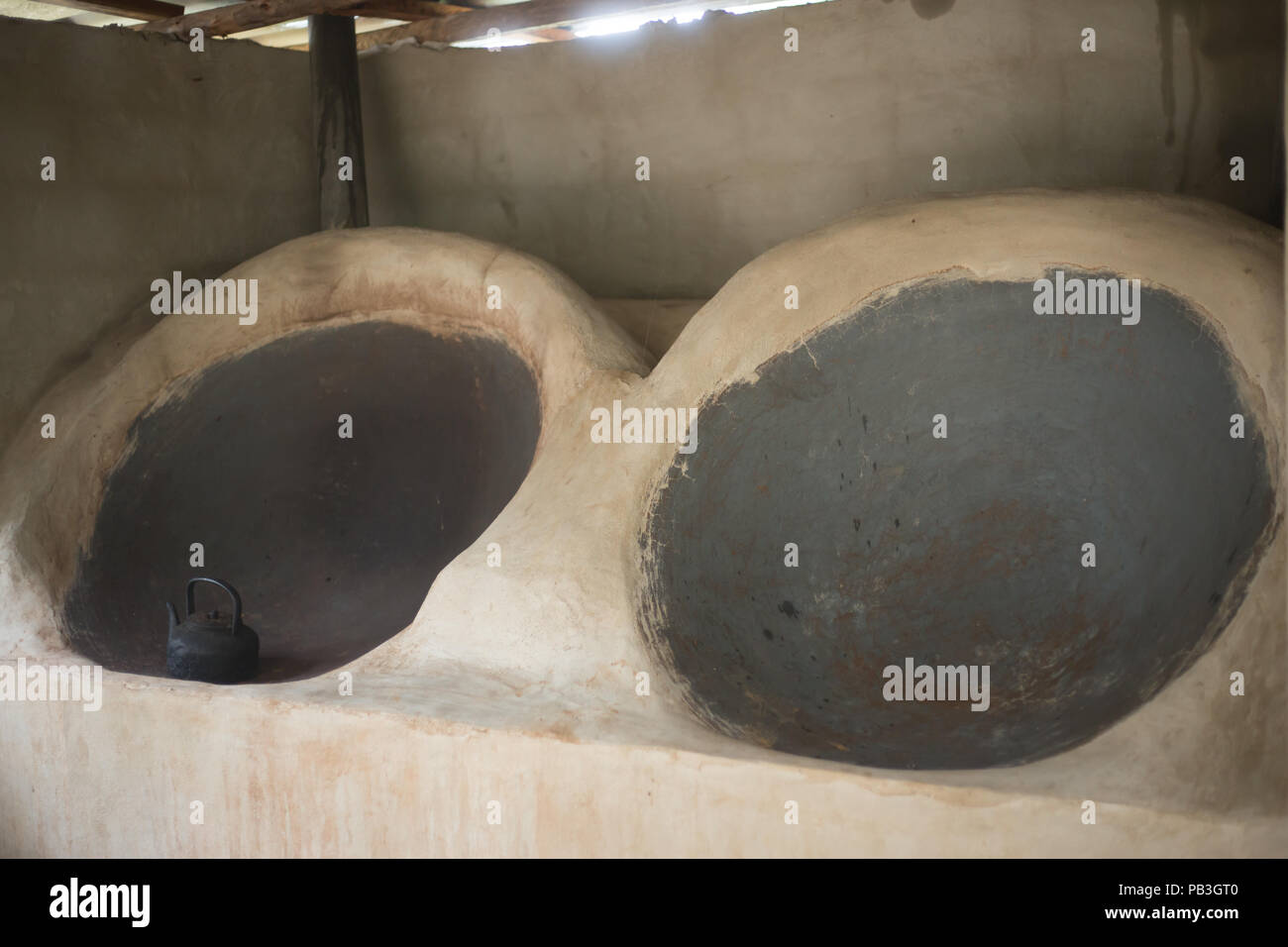 https://c8.alamy.com/comp/PB3GT0/old-process-of-dried-tea-leaf-from-hilltribe-at-high-mountain-in-thailand-this-device-made-form-big-pan-with-kiln-under-those-PB3GT0.jpg