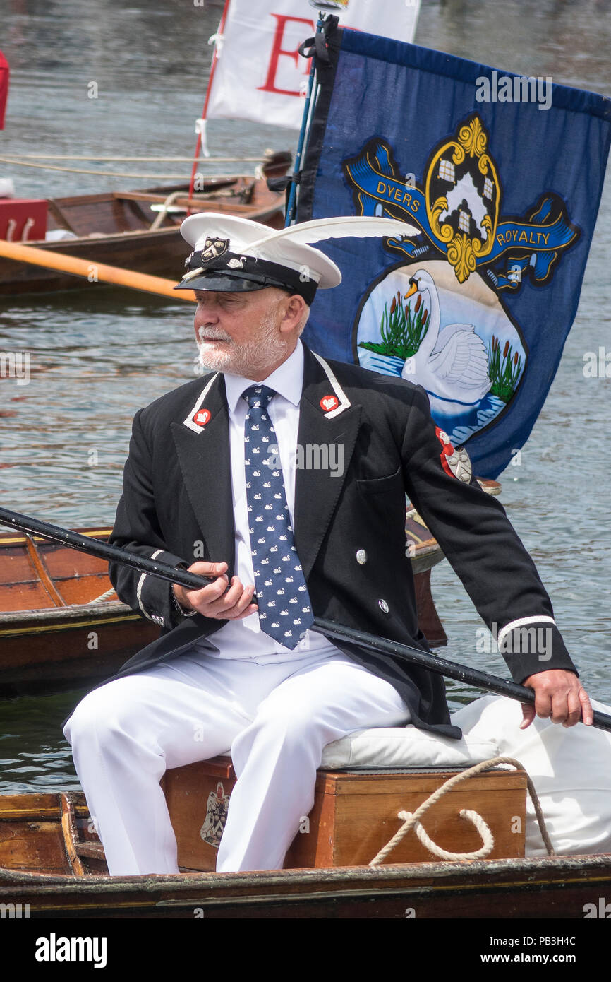 England, Oxfordshire, Henley, Swan Upping on River Thames. The official from the Vintners Livery company, behind him the flag on the Dyers' skiff Stock Photo