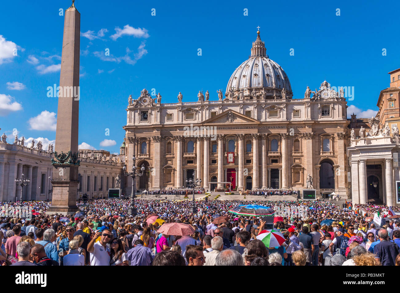 Saint Peter Basilica Crowd Hi-res Stock Photography And Images - Alamy