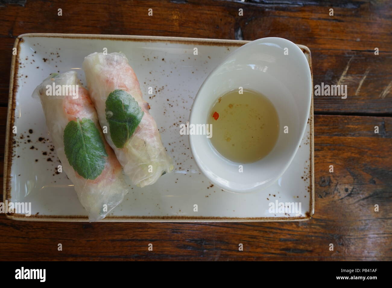 Vietnamese rice paper rolls/summer rolls with dip sauce Stock Photo Alamy