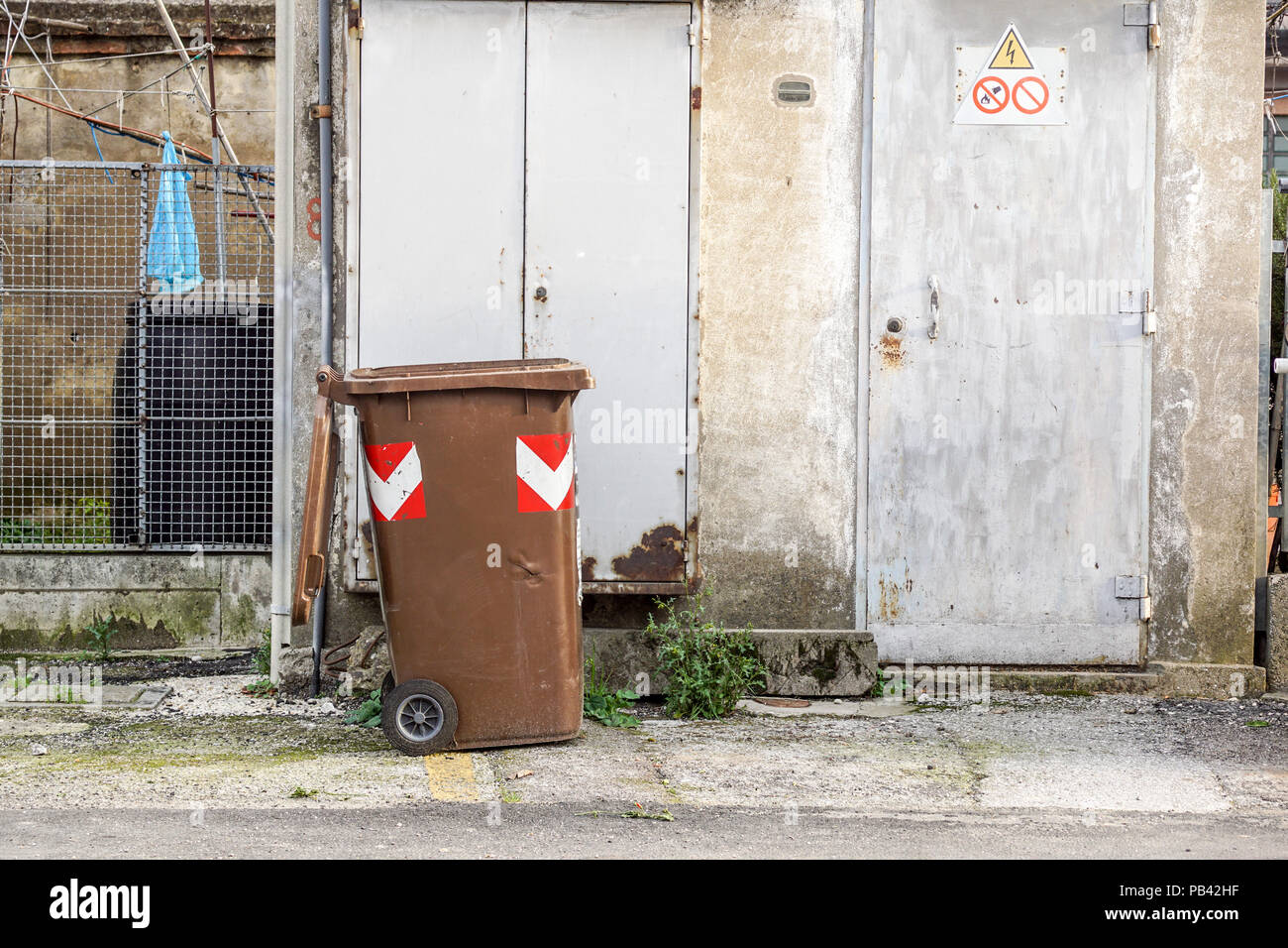 Recycle bin in street hi-res stock photography and images - Alamy