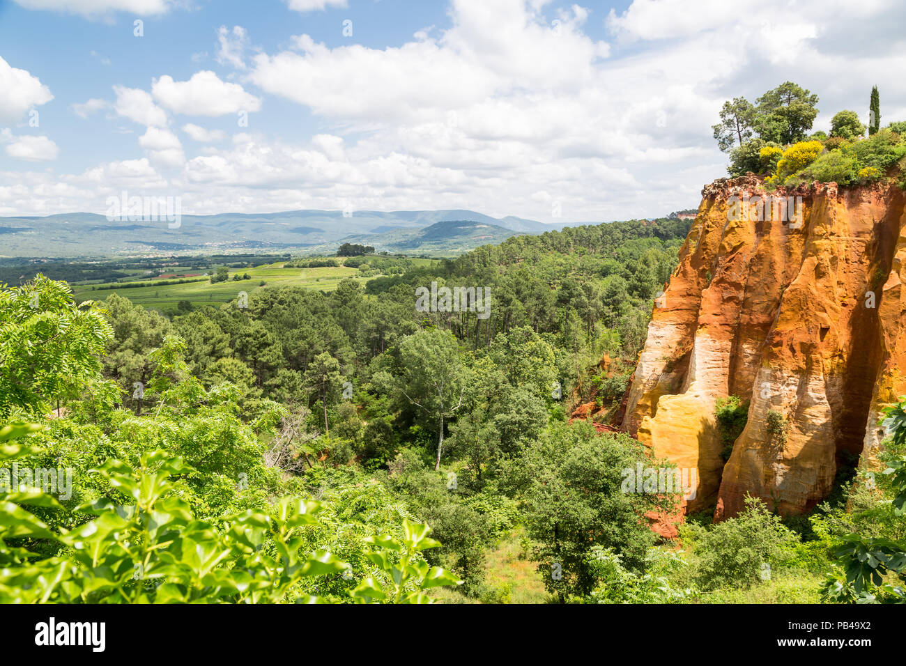 Landscape near Roussilon and the ocre trails (les ocres), Provence ...