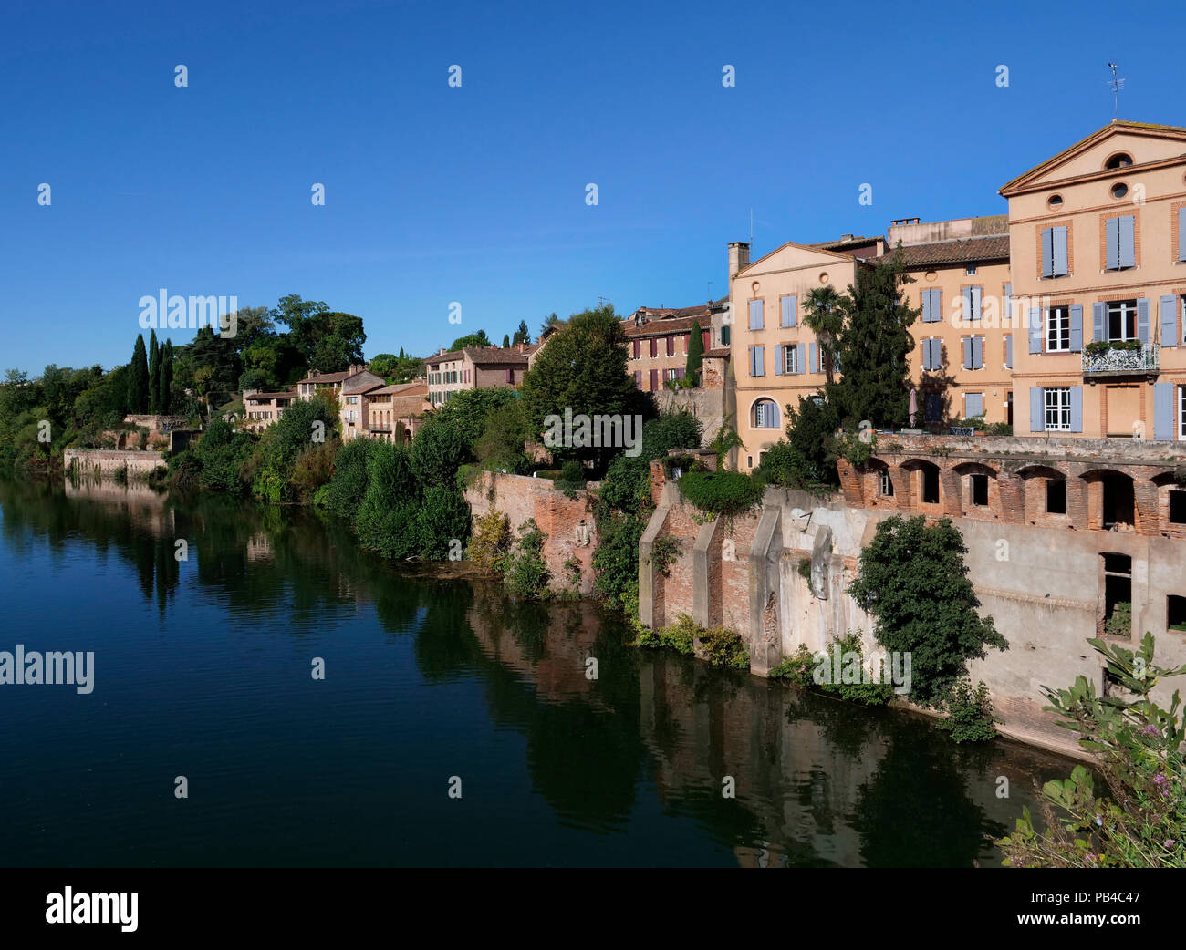 The city of Albi on the River Tarn near Toulouse, France, showing the Sainte-Cécile cathedral and the Pont Vieux in the city centre Stock Photo