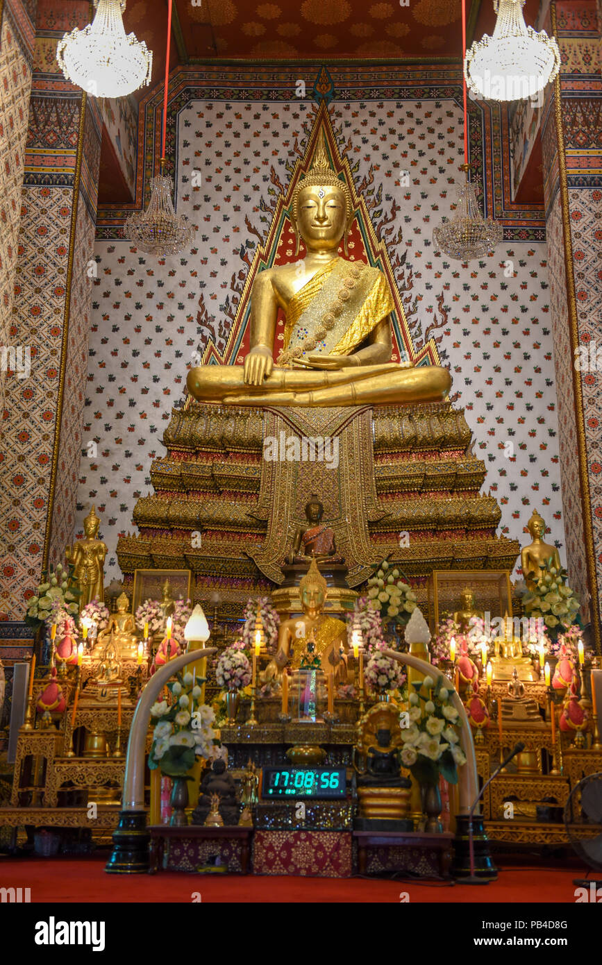 Golden Buddha of Wat Pho temple in Bangkok, Thailand Stock Photo - Alamy