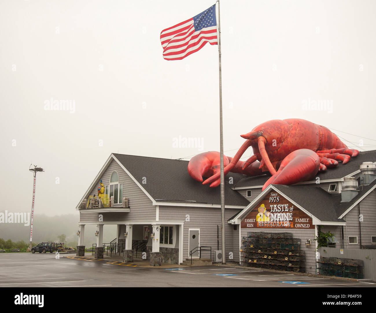 Seafood restaurant with lobster on top in Woolwich, Maine Stock Photo