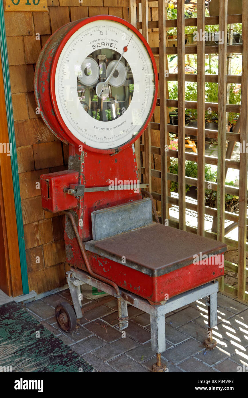 Weighing machine vintage hi-res stock photography and images - Alamy
