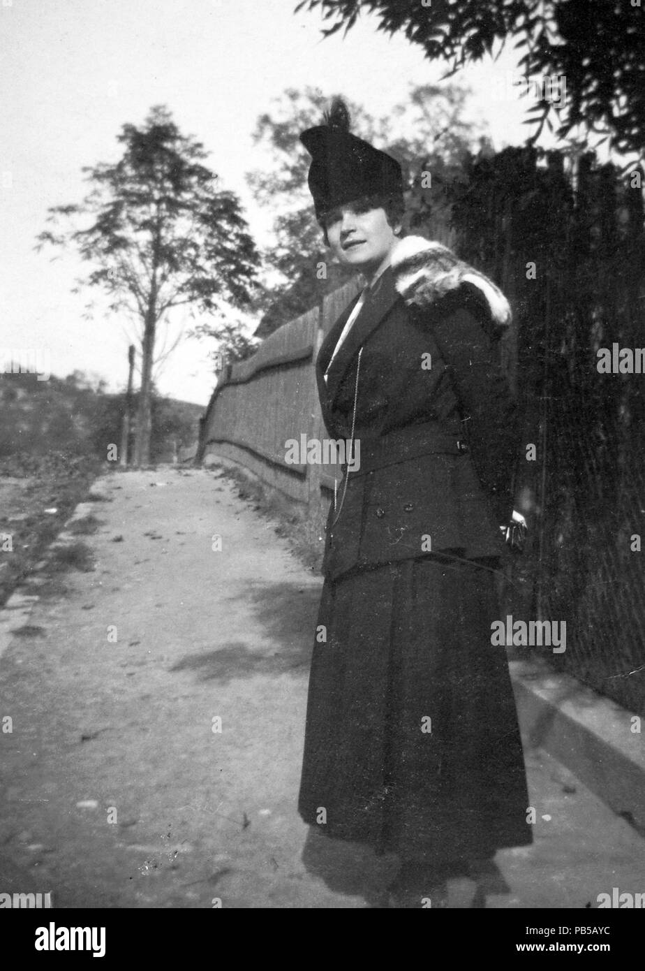 1940s style clothing woman hi-res stock photography and images - Alamy