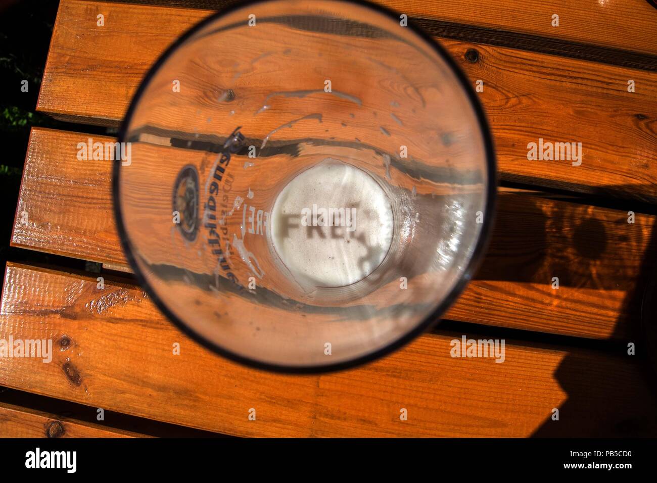 Weizenbier in dessen Schaumkrone sich das Wort frei spiegelt Stock Photo