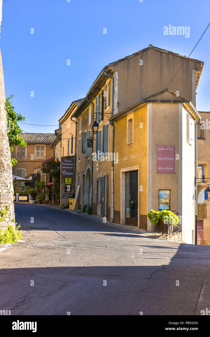 narrow street in the village Bonnieux, Provence, France, massif of Luberon, region Provence-Alpes-Côte d'Azur Stock Photo