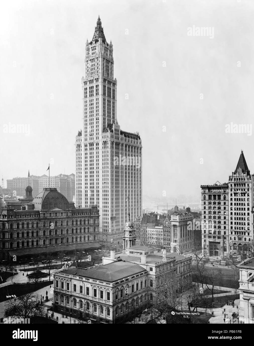 1817 View of Woolworth Building and surrounding buildings New York City 1913 touchup Stock Photo