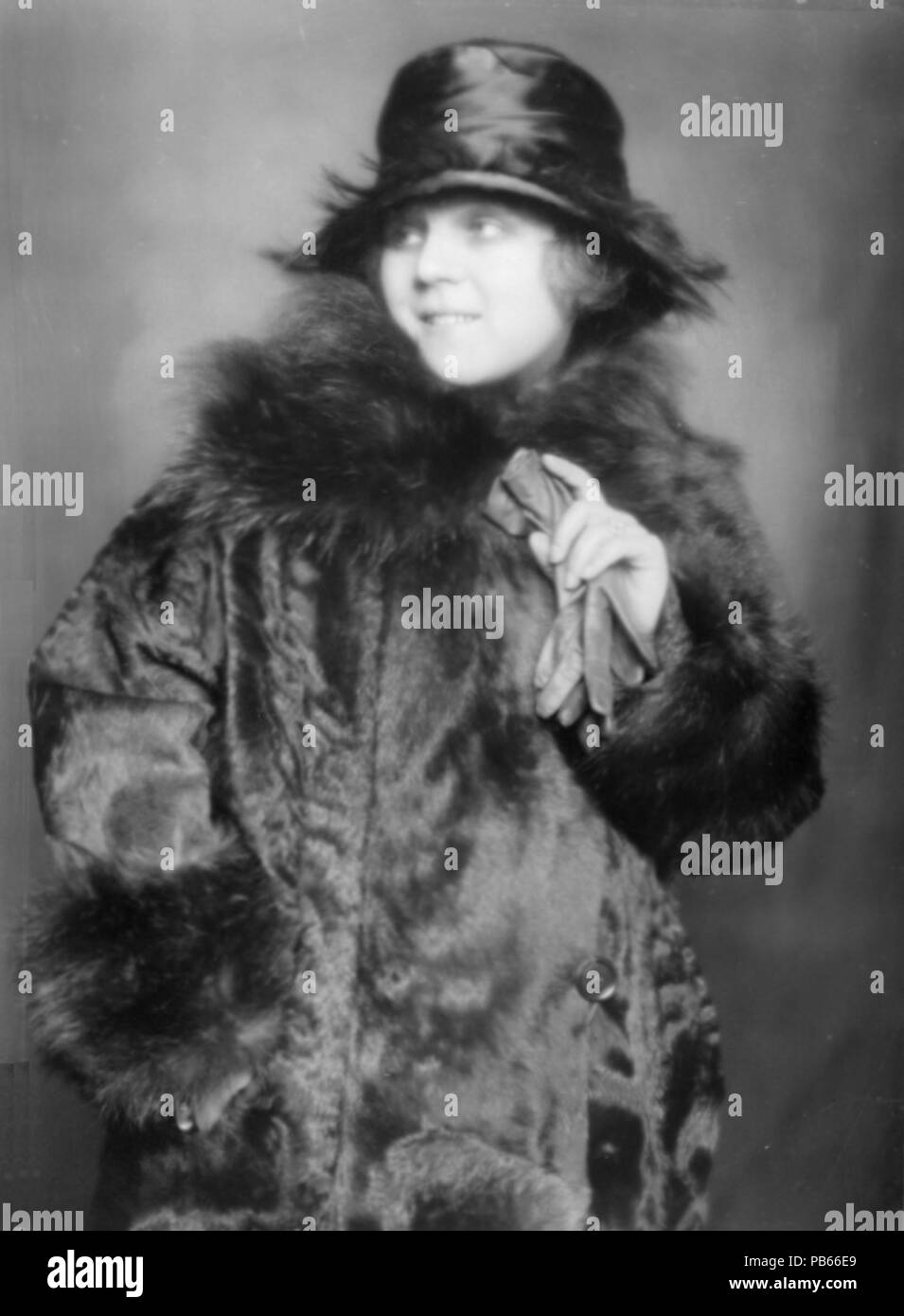 Maria Ivogün in einem Pelzmantel mit Pelzkragen und Hut 997 Maria Ivogün (1891–1987) 1920 © Madame d'Ora (1881–1963) OeNB 306171 Stock Photo