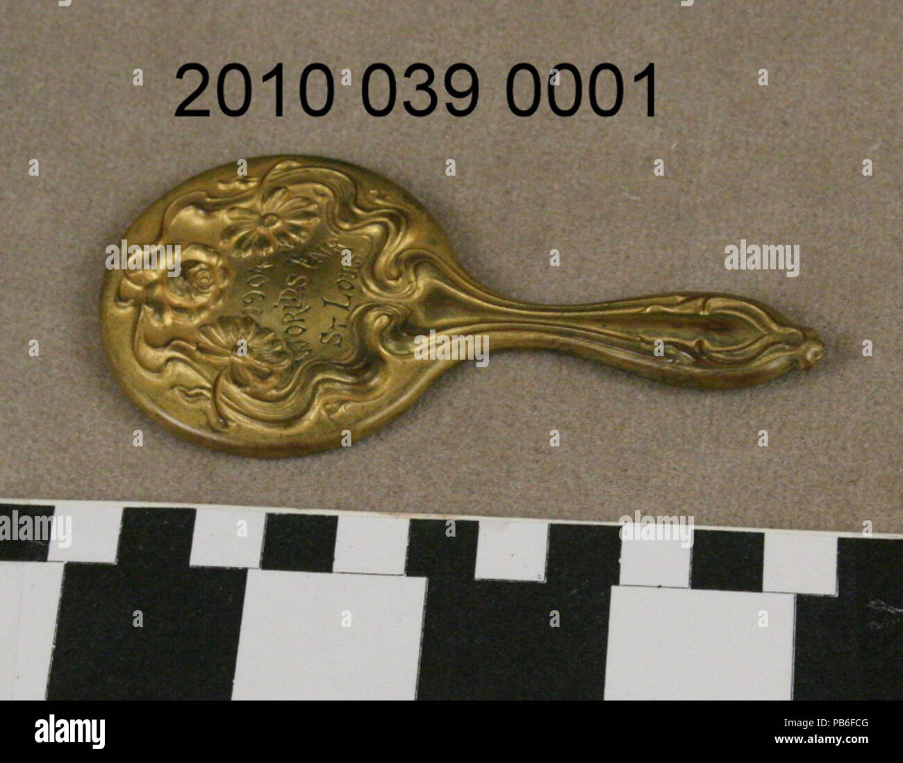 Small hand mirror hi-res stock photography and images - Alamy