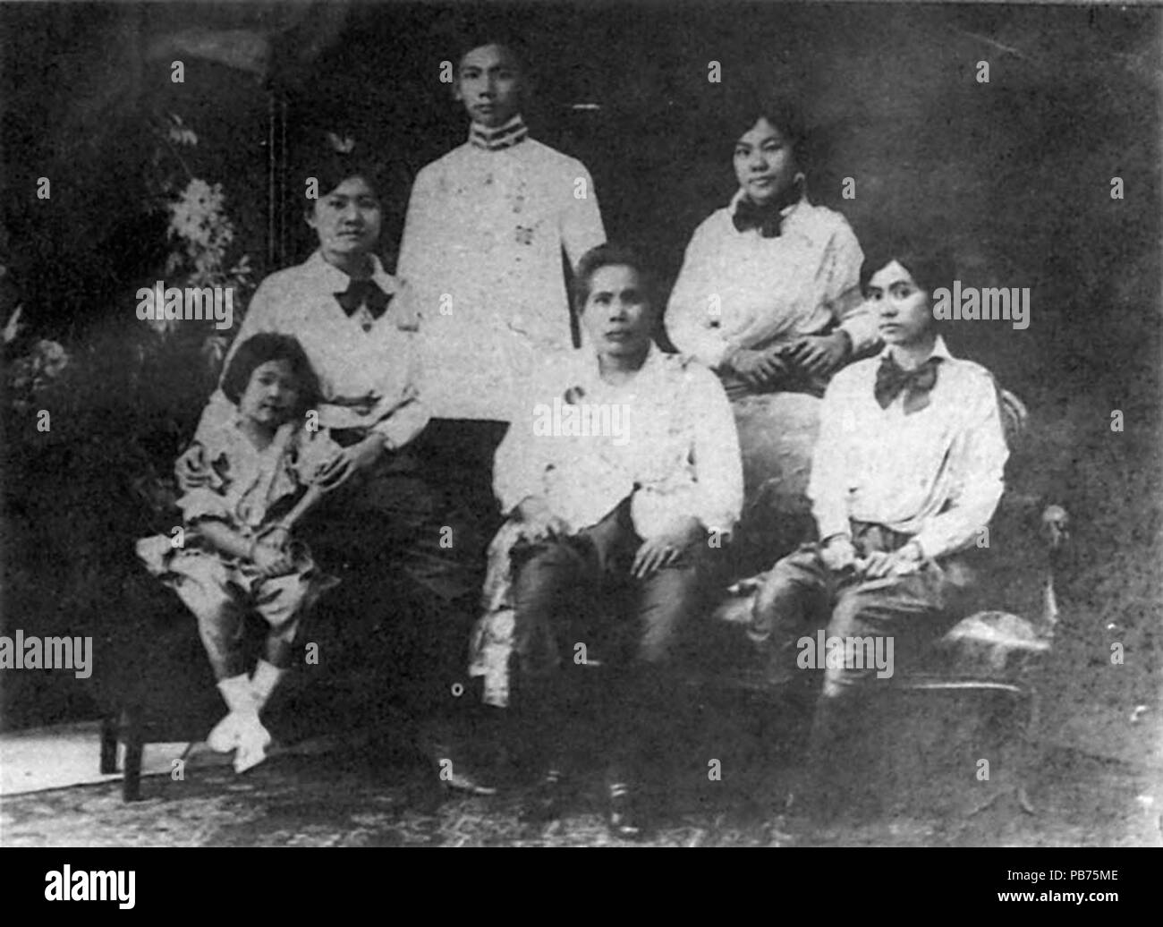 . English: Portrait of the Malakul Family: Thanphuying Sa-ngiam Surendradhibodi (seated, centre), Mom Luang Pin Malakul (standing, left), Mom Luang Pok, Pong and Pong Malakul, and Mom Luang Panta Vasantasingh (seated, leftmost) . circa 1920, no later than January 1922 987 Malakul familiy, c.1920 Stock Photo