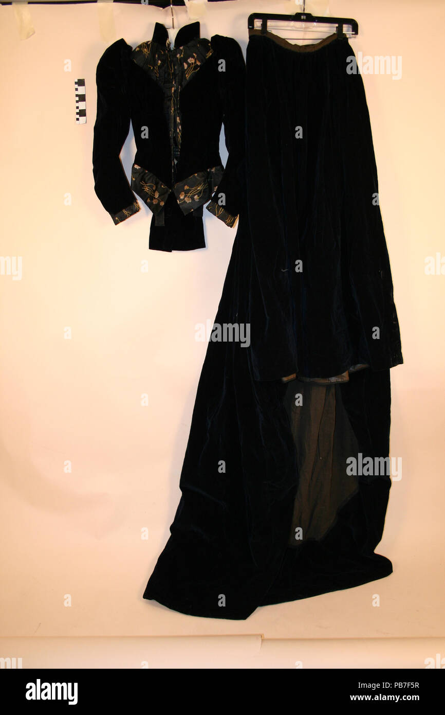 Black velvet dress hi res stock photography and images Alamy