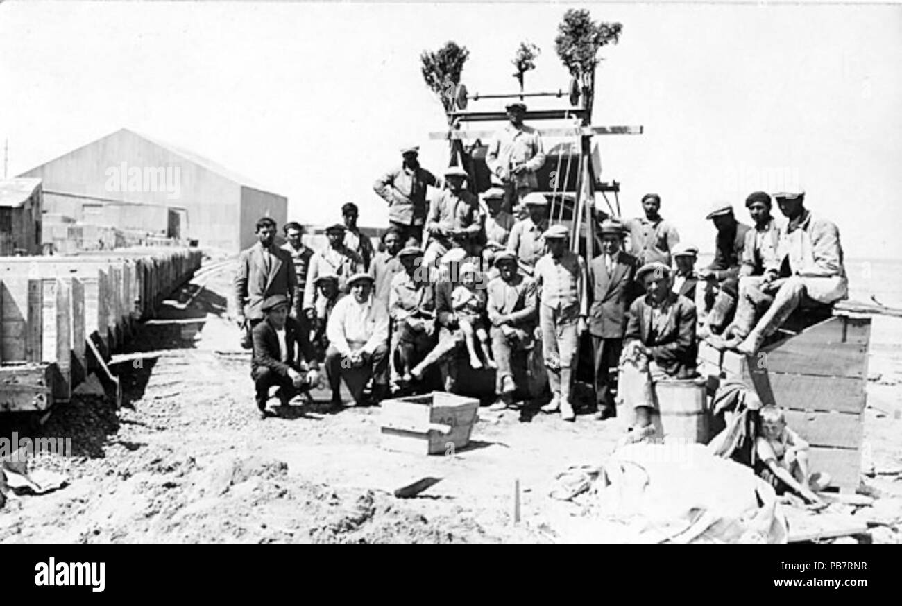 . Español: Obreros en la zona de Punta Piedras . circa 1922 1125 Obreros FCR Punta Piedras Stock Photo