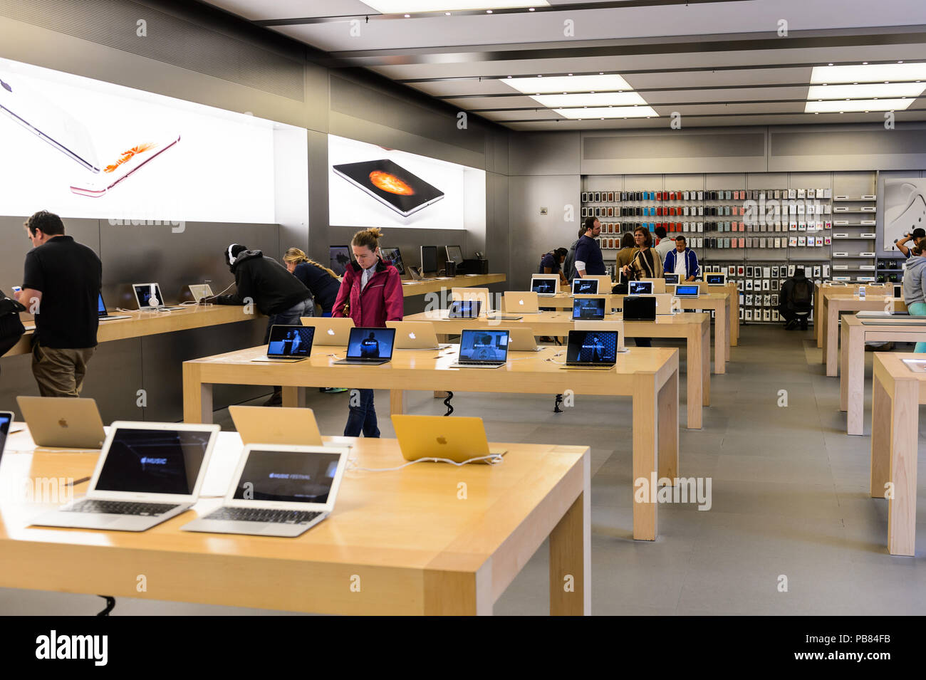New York Usa Sep 22 2015 Interior Of The Apple Store On