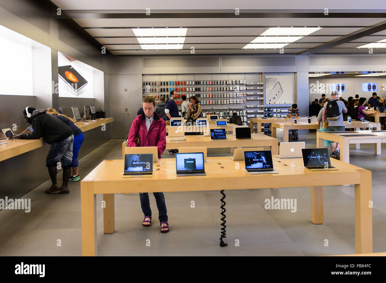 New York Usa Sep 22 2015 Interior Of The Apple Store On