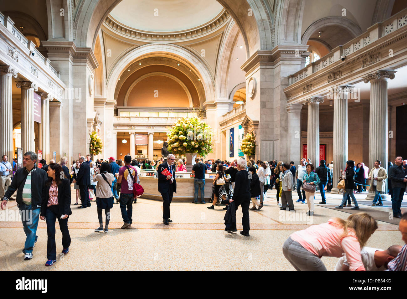 NEW YORK, USA SEP 25, 2015 Entrance hall of the Metropolitan Museum
