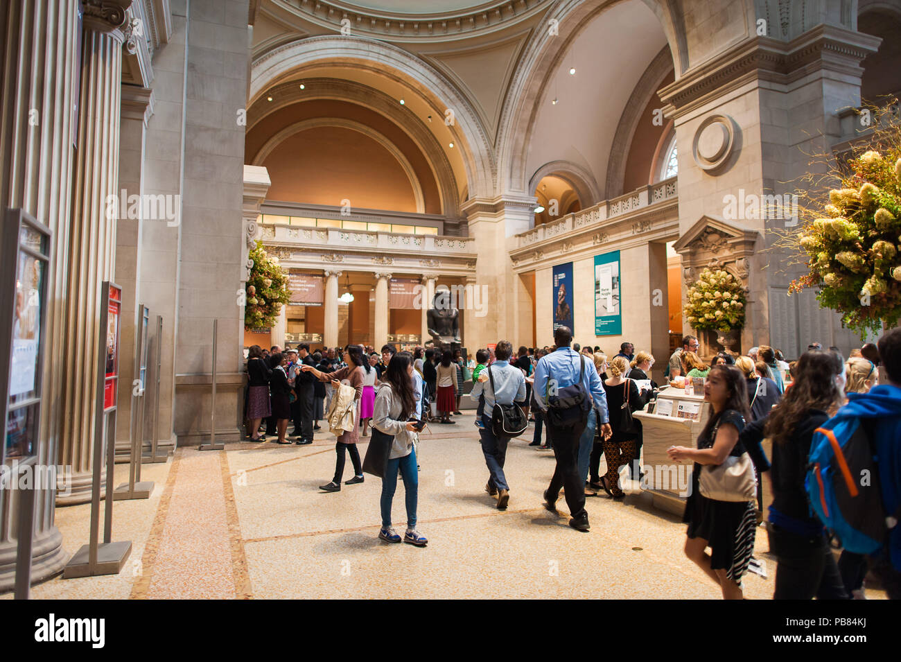 NEW YORK, USA SEP 25, 2015 Entrance hall of the Metropolitan Museum