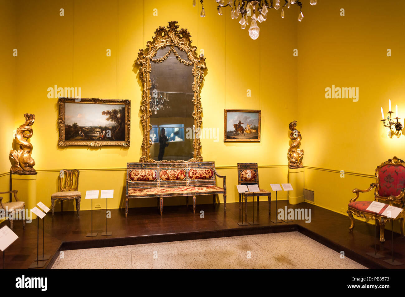 NEW YORK, USA SEP 25, 2015 Interior of the Metropolitan Museum of