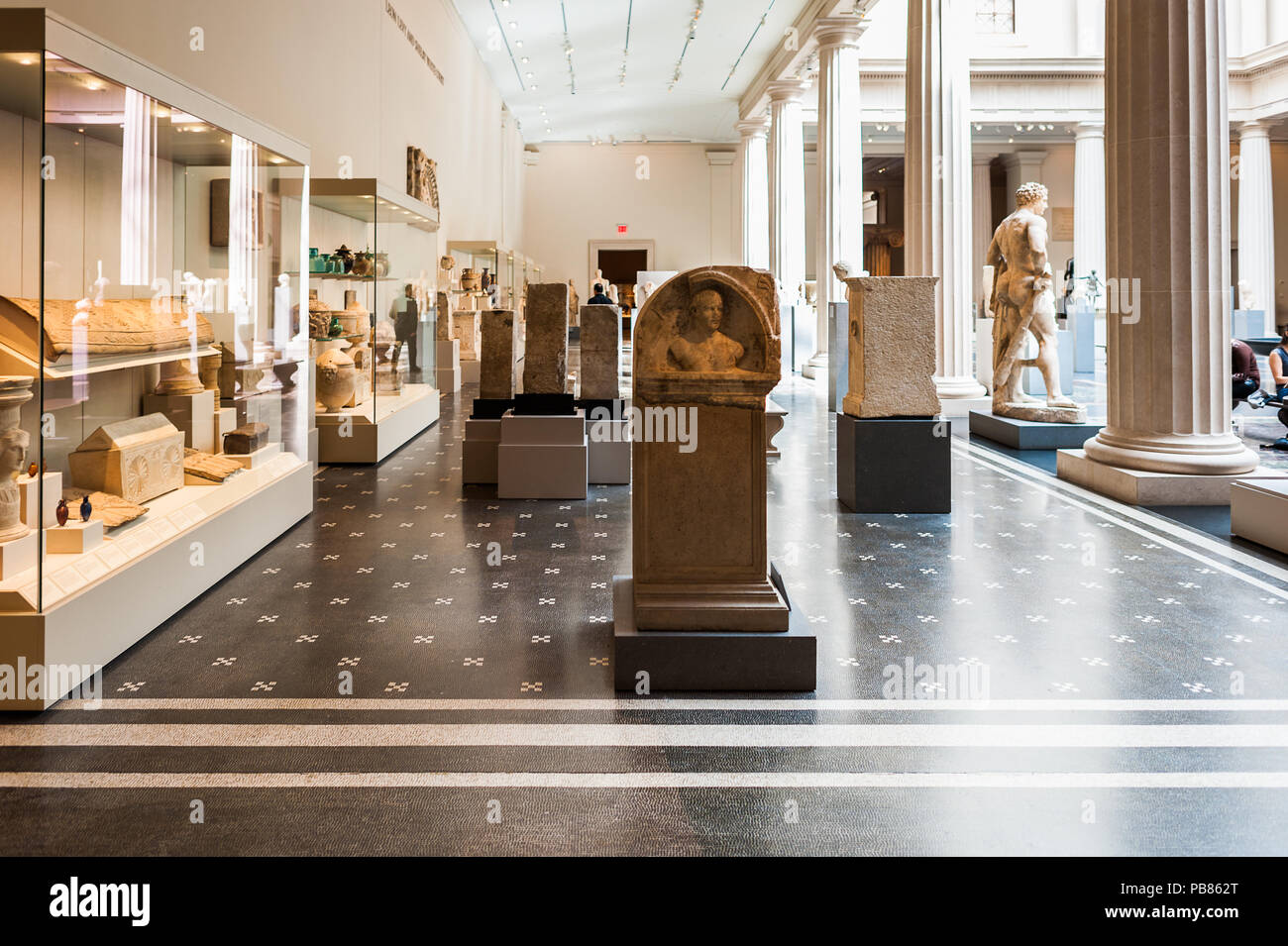 NEW YORK, USA SEP 25, 2015 Interior of the Metropolitan Museum of