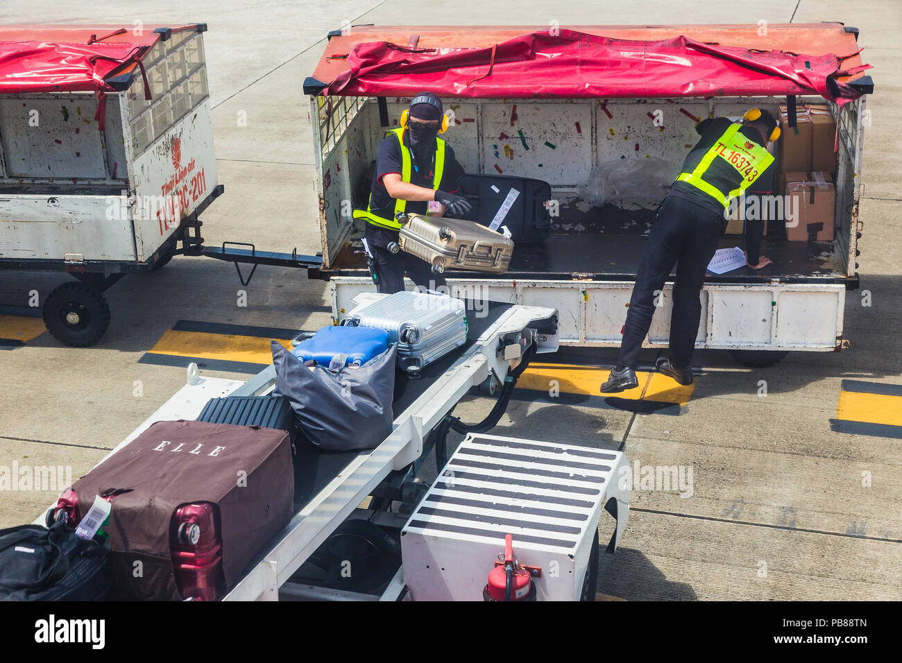 CHIANG MAI, THAILAND - 28 June 2018 - Thai Lion Air ground staff load  passenger luggages on the airplane through the conveyor on June 28, 2018 at  Chia Stock Photo - Alamy
