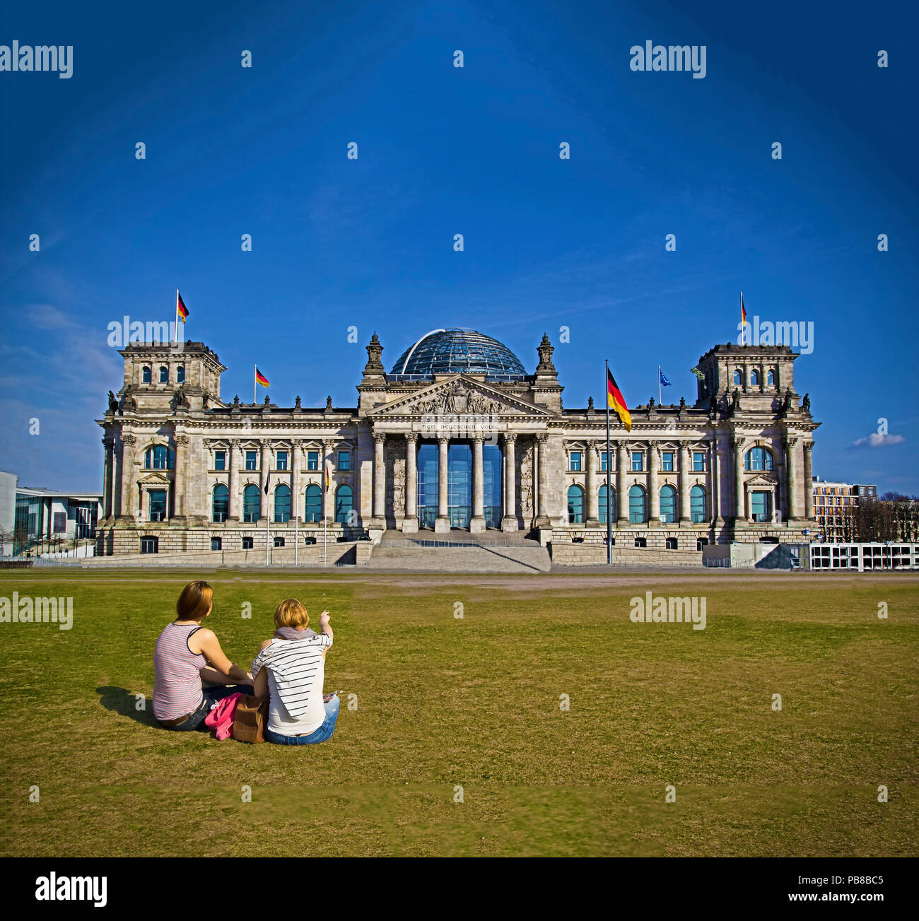 Girls at the reichstag hi-res stock photography and images - Alamy