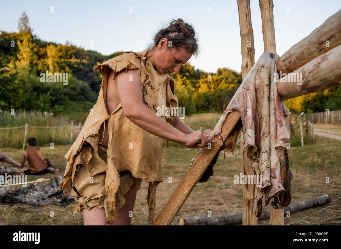Albersdorf, Germany. 24th July, 2018. A woman scrapes meat remains from
