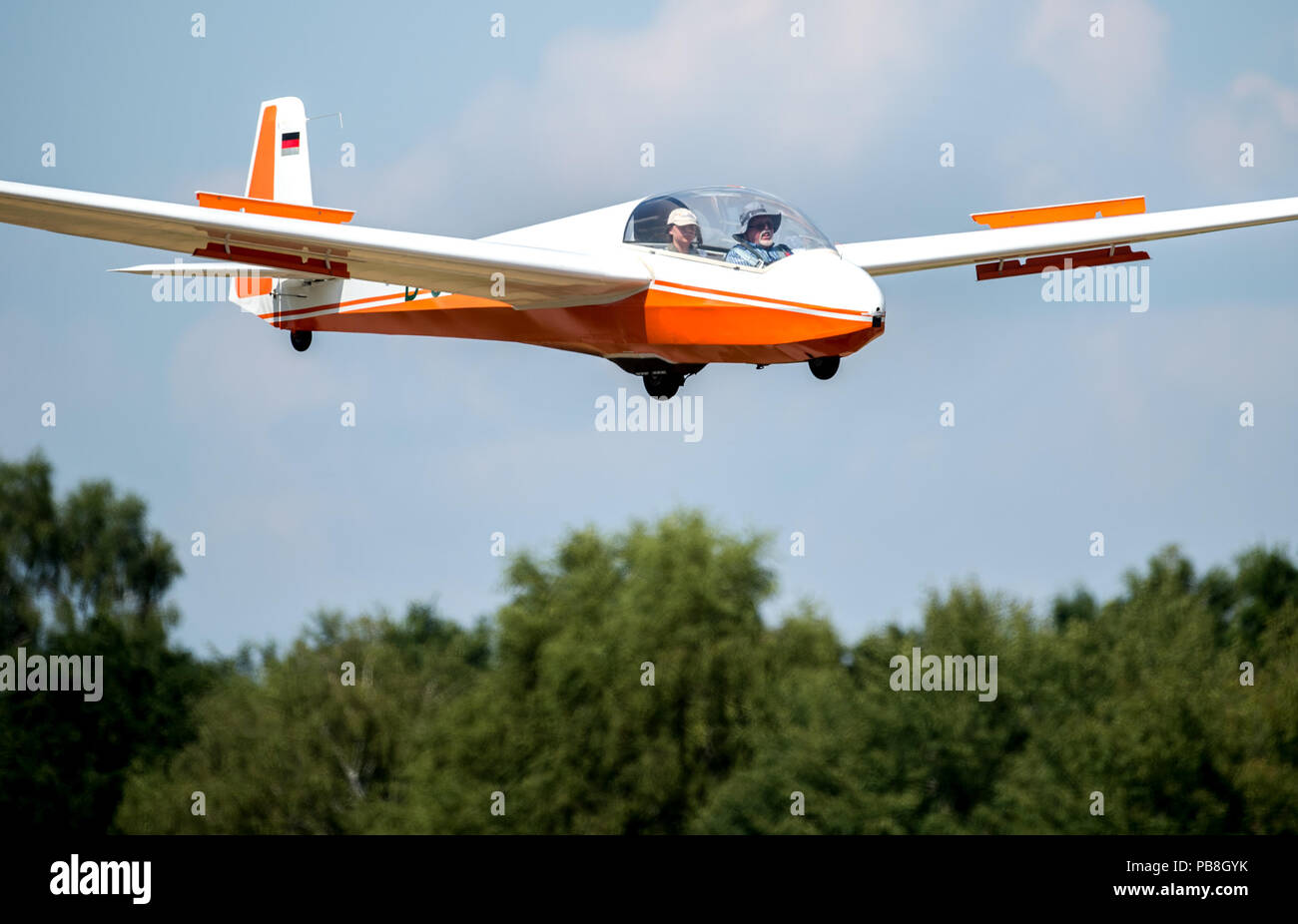 Burgdorf, Germany. 25th July, 2018. Hans Pietsch, longtime glider pilot of the Luftsportverein Burgdorf, lands with a glider on an airfield near Ramlingen. The persistent heat provides a good thermal for the glider pilots in Lower Saxony. (to dpa 'Heat inspires glider pilots - BFU: Accident figures rise ' from 27.07.2018) Credit: Hauke-Christian Dittrich/dpa/Alamy Live News Stock Photo