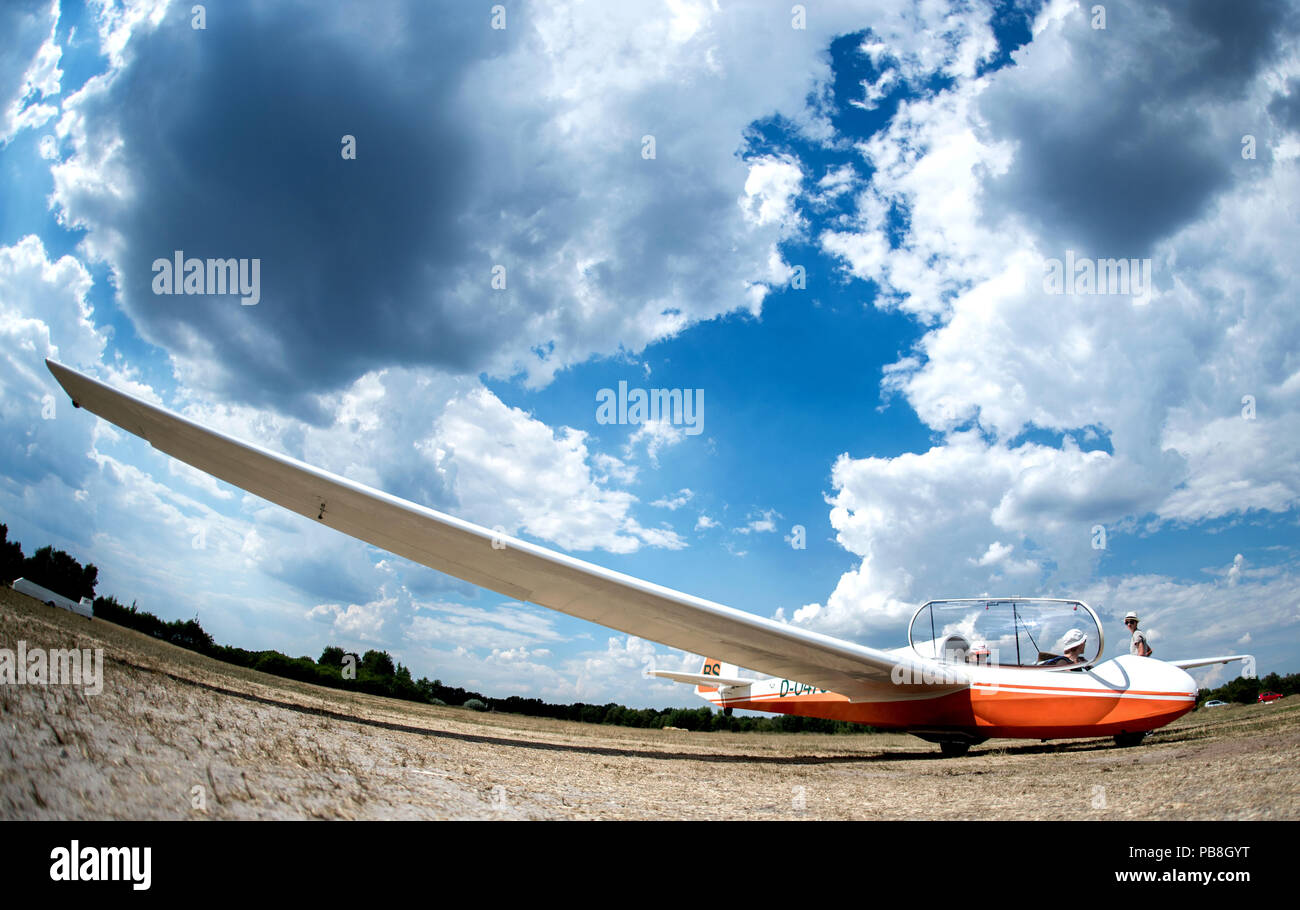 Burgdorf, Germany. 25th July, 2018. A glider of the Luftsportverein Burgdorf standing on an airfield near Ramlingen on the take-off site (photo with fisheye lens). The persistent heat provies a good thermal for the glider pilots in Lower Saxony. (to dpa 'Heat inspires glider pilots - BFU: Accident figures rise ' from 27.07.2018) Credit: Hauke-Christian Dittrich/dpa/Alamy Live News Stock Photo