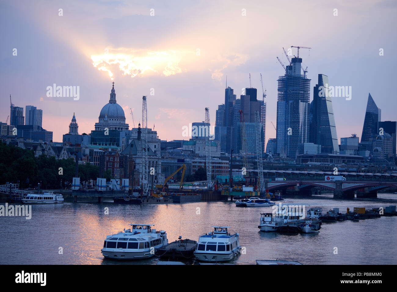 London, U.K. - 27 July 2018: Sunrise over the London skyline on what is predicted to be the hottest day of the year. Credit: Kevin Frost/Alamy Live News Stock Photo