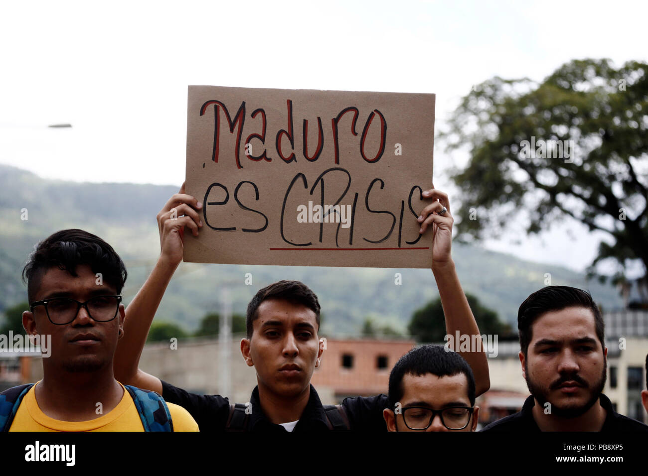 Valencia, Carabobo, Venezuela. 27th July, 2018. July 27, 2018. Youth of PJ, First Justice, protested against the economic measure of removing five (05) zeros (0) to the currency. They indicated through posters that President Nicolas Maduro is Inflation, it is hunger, it is crisis. And they showed notes of the old monetary cone that was used more than 20 years ago in the country, when the economy was solid. In Valencia, Carabobo state. Photo: Juan Carlos Hernandez Credit: Juan Carlos Hernandez/ZUMA Wire/Alamy Live News Stock Photo