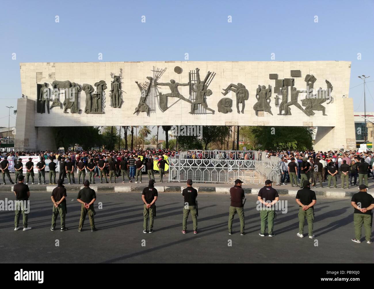 (180727) BAGHDAD, July 27, 2018 (Xinhua) Protesters and security