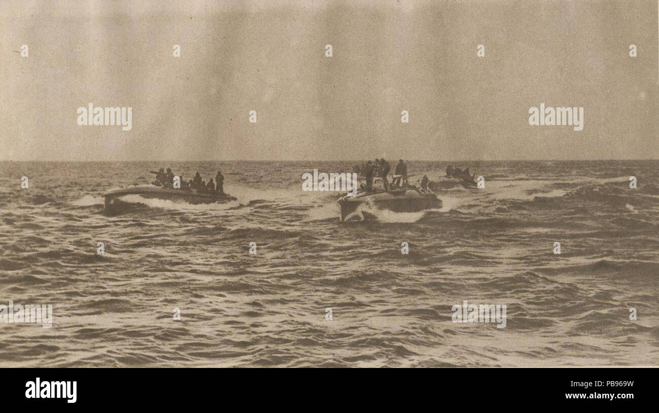 1801 Vedettes rapides italiennes faisant la chasse aux sous-marins dans l'Adriatique en 1917 Stock Photo