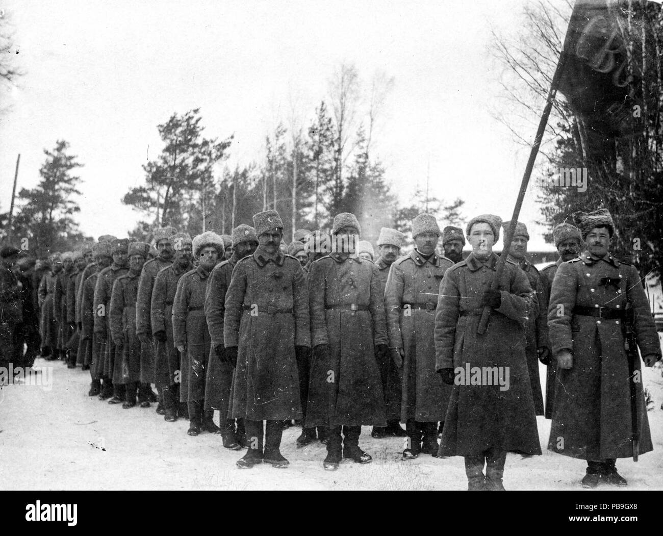 CC-BY Tampere 1918, kuvat Vapriikin kuva-arkisto. Finnish Civil War 1918 Photo: Museum Centre Vapriikki Photo Archives. 1802 Venäläistä sotaväkeä vallankumoustunnelmissa 1917 (26365985953) Stock Photo