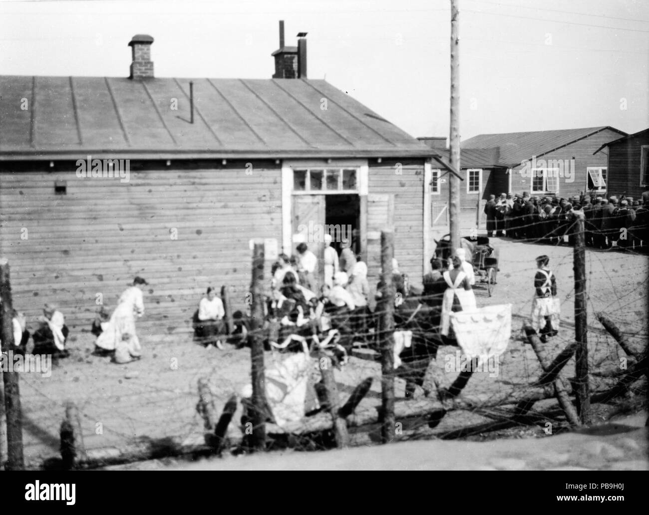 CC-BY Tampere 1918, kuvat Vapriikin kuva-arkisto. Finnish Civil War 1918 Photo: Museum Centre Vapriikki Photo Archives. 1080 Naisvankeja Kalevankankaan vankileirillä Tampereella (26901639411) Stock Photo