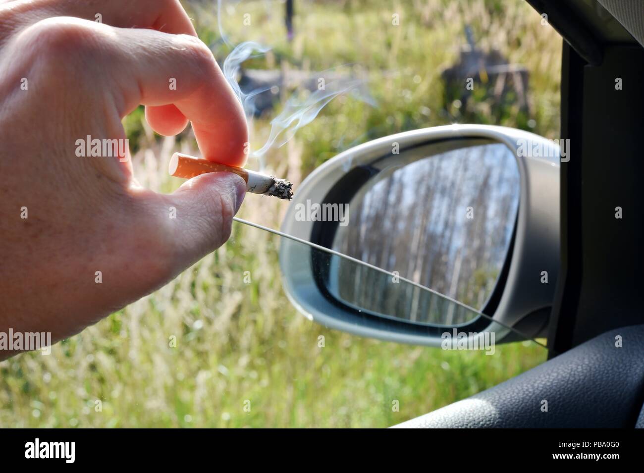 throwing cigarette out car window Throwing cigarette out of car hi-res stock photography and images