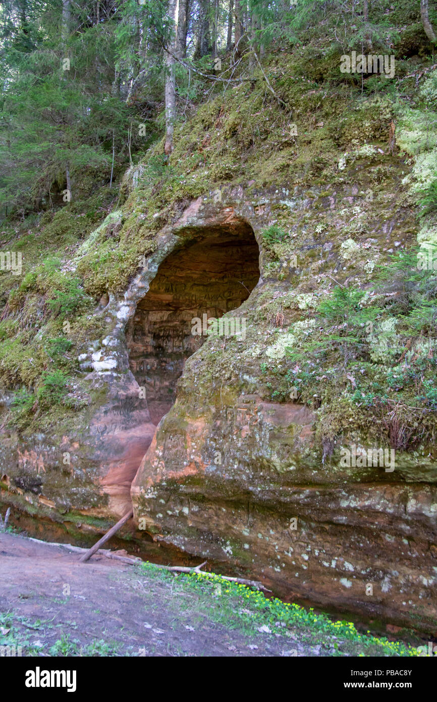 red cave, Nature Trails of the Gauja River. City Cesis, Latvia, red rocks  and nature. Nature Trails of the Gauja River Stock Photo - Alamy