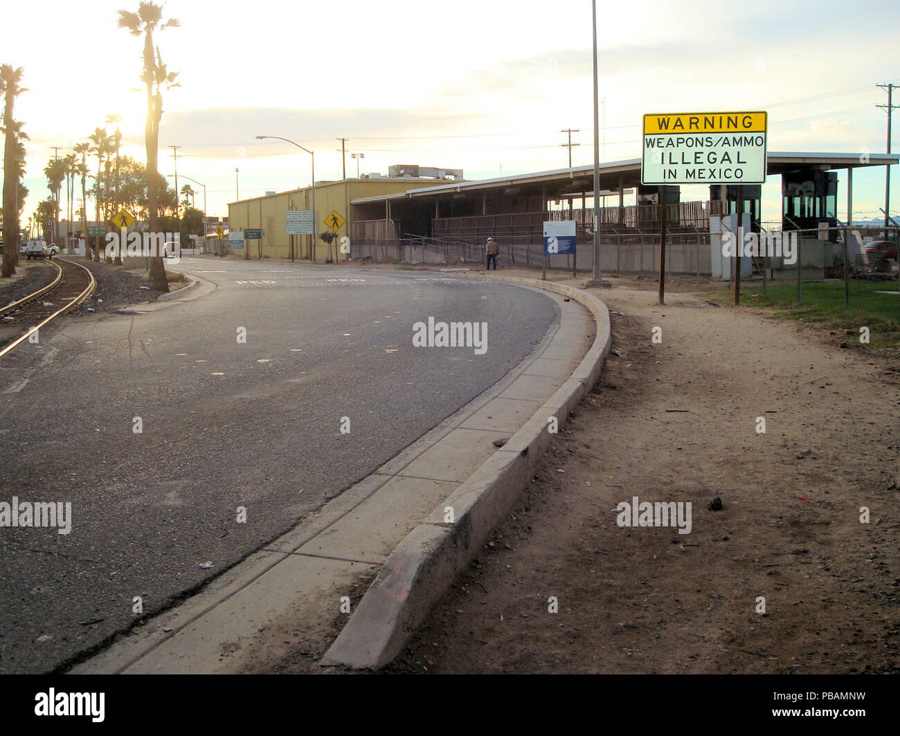 Sign warning travelers into Mexico by car that guns and ammo are