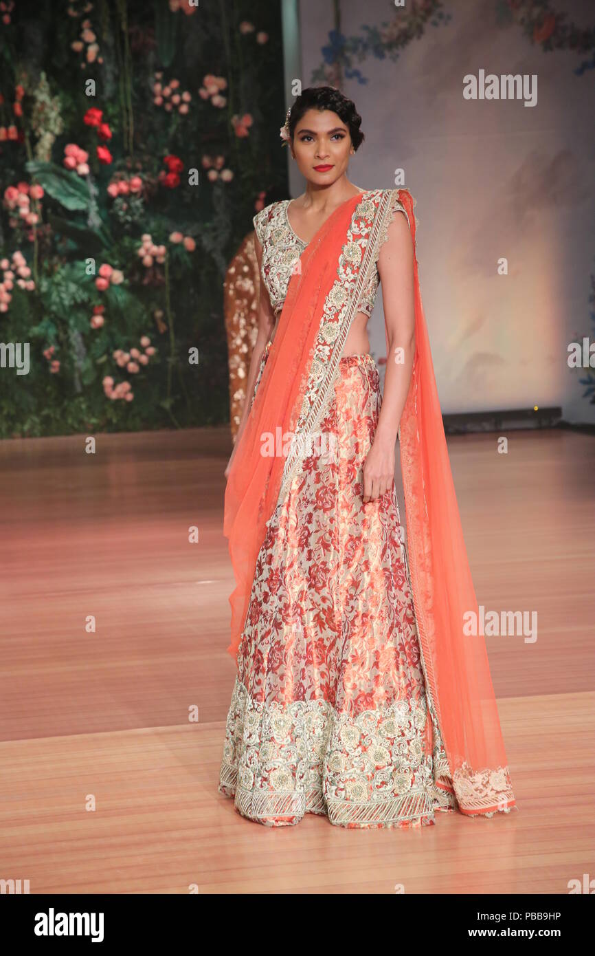 New Delhi, India. 26th July, 2018. Models presenting the new collection