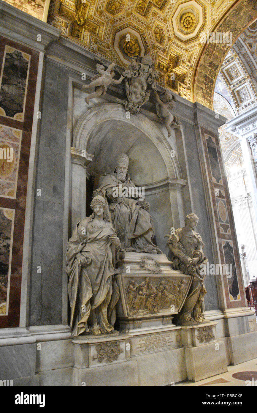 Monument to Pope Leo XI (April 1 - 27, 1605)  Alessandro Octavian de Medici by Algardi in 1644 in St. Peter's Basilica in St. Peter's Square, Vatican  Stock Photo
