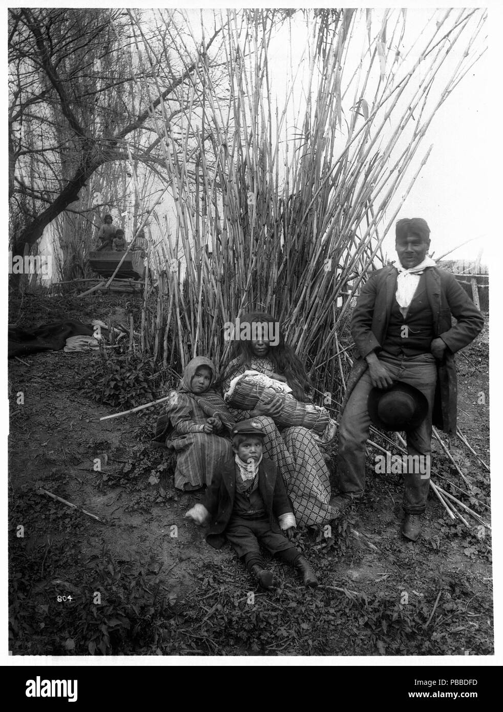 Native american indian family hi-res stock photography and images - Alamy