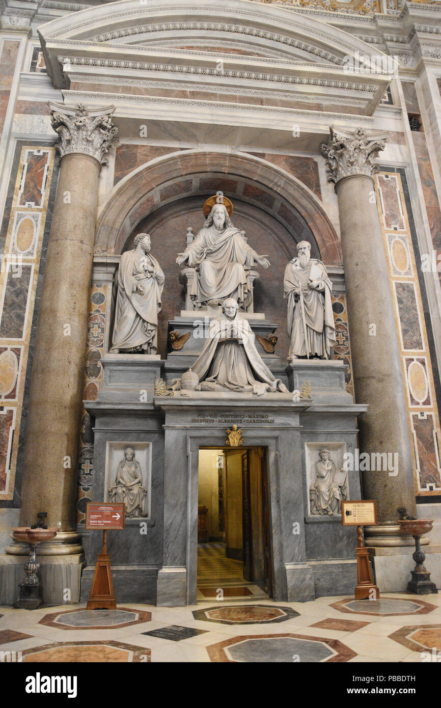 Monument to  Pope Pius VIII (March 31, 1829 to November 1830) Francesco Castiglioni by Pietro Tenerani in 1866 in the Clementine Chapel in St. Peter's Stock Photo