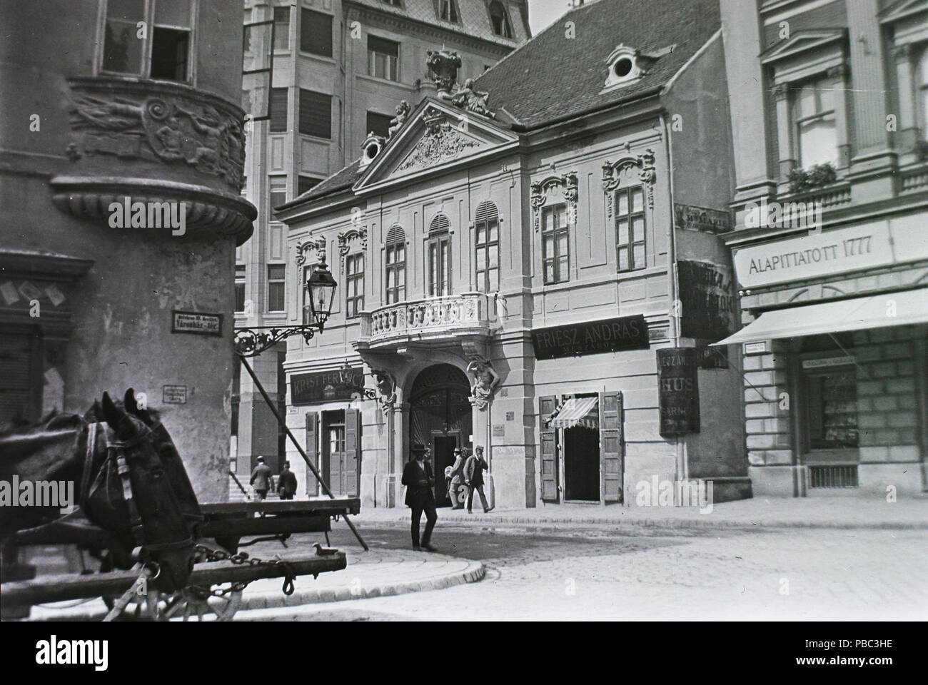 1190 Piarista (Kötő) utca a mára megszűnt Városház térről nézve, szemben a Péterffy-palota (ma Százéves étterem), jobbra mellette a Vasudvar. Fortepan 86047 Stock Photo